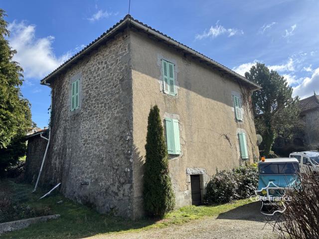 Corps de ferme avec une maison d'habitation 140 m2, grange. 138m² Parlan
