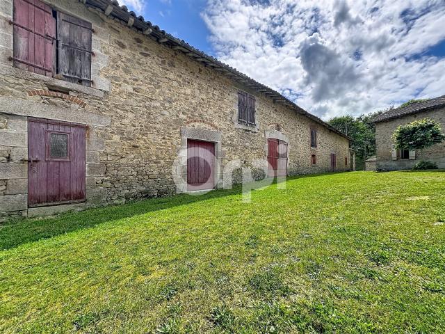 Corps de ferme avec 4 ha, étang de 4 000 m² et dépendances e. 91m² Nantiat