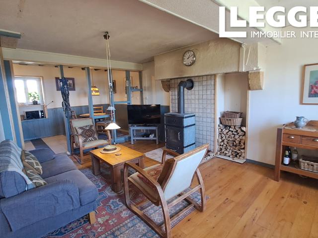 corps de ferme composé d'une maison avec séjour, cuisine, salle d'eau, 3 chambres, dépendances, terrain