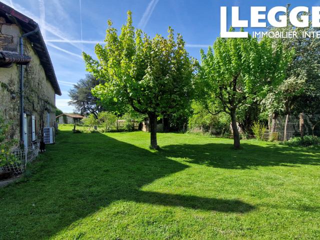 Propriété agricole comprenant une maison familiale principale, un gîte à rénover et deux granges fonctionnelle