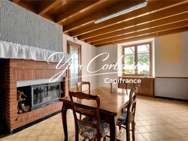 Corps de ferme de 145 m² avec plus de 350 m² de dépendances en pierre à valoriser sur terrain de 6400 m²