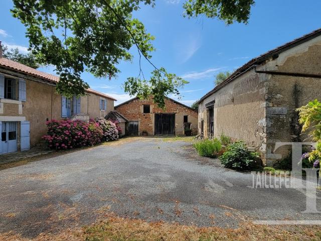 Corps de ferme de caractère avec 760 m² de dépendances Sa 136m² Mainzac