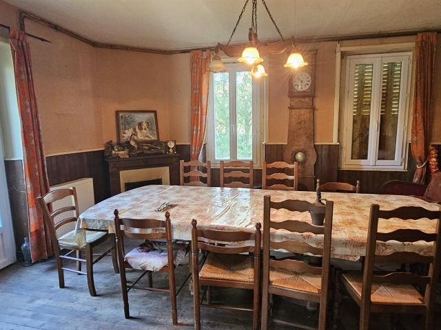 Corps de ferme divers batîments agricole+ maison d'habitatio. 192m² Varetz