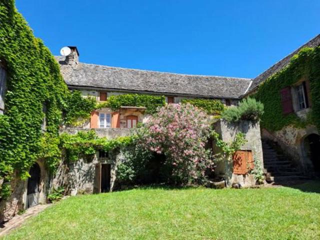 Corps de ferme en U à rénover ? 500 m² et 2,4 ha ?