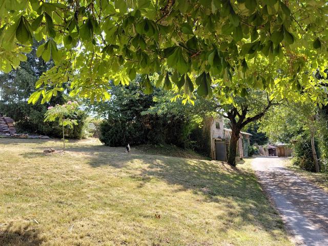 Corps de ferme en pierre à Saint Christophe, sans voisins, a. 122m² Saint Christophe