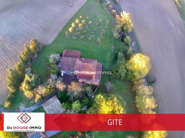 Corps de Ferme en pierre blanche comprenant 2 maisons sur 1 ha de terrain arboré et fleuri