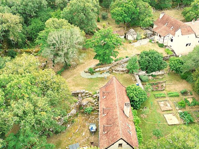 Corps de ferme en situation isolée sur le Causse