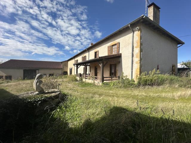 CORPS DE FERME ET DÉPENDANCES À RÉNOVER. 720 M2 AU TOTAL