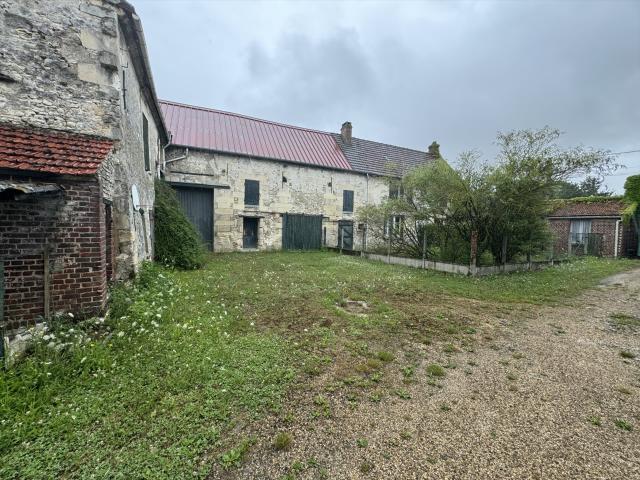 Corps de ferme habitable avec dépendances a rénover. 117m² Néry