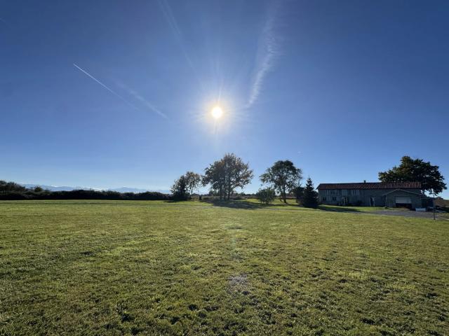 Corps de ferme isolé avec 1.09 Ha face aux Pyrénées 177m² Castelnau Magnoac