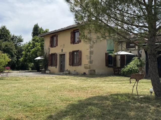 Corps de ferme isolé sans voisinage avec 1 Ha 56 191m² Boulogne sur Gesse