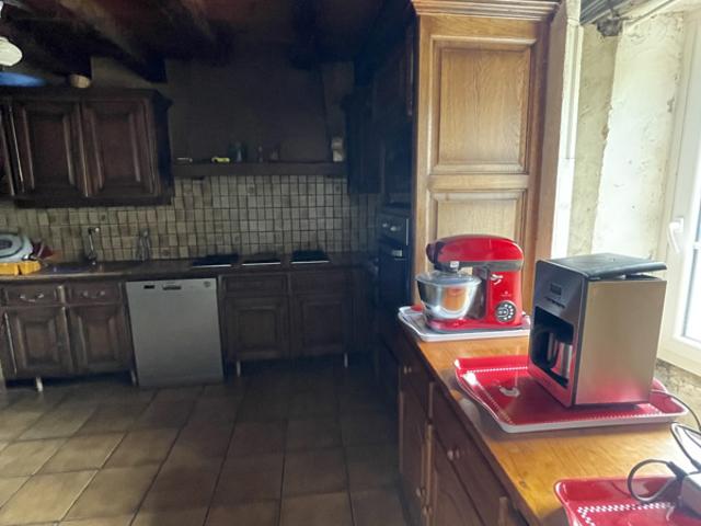 CORPS DE FERME Maison pierres et poutres 140 m2 sur terrai