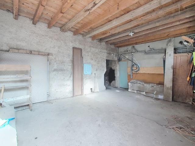 Corps de ferme mitoyen à rénover Fort potentiel au coeur de