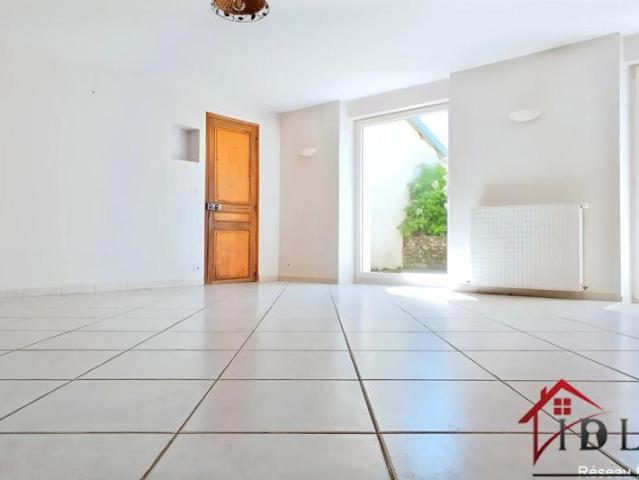 Corps de ferme rénové 227 mètres carrés habitables, neuf piè