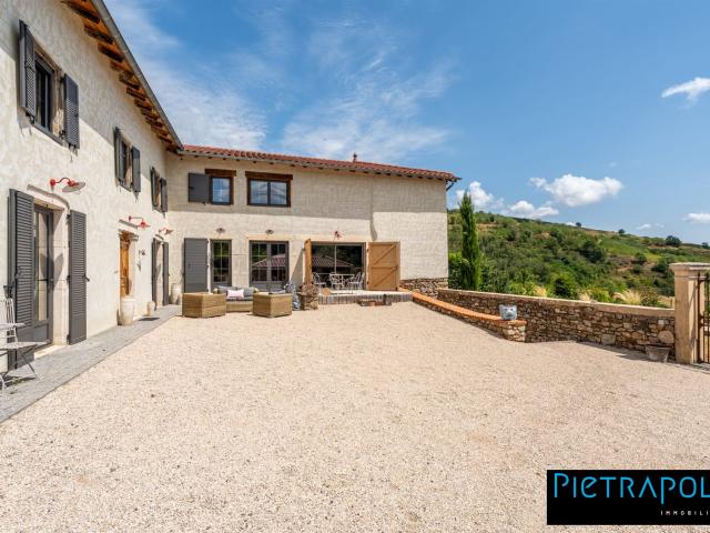 Corps de ferme rénove 243m² vue Mont Banc au calme 243m² Le Perréon