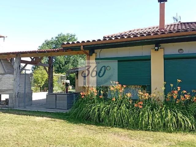 Corps de ferme rénové avec piscine et vaste terrain NC à Mon. 220m² Montracol