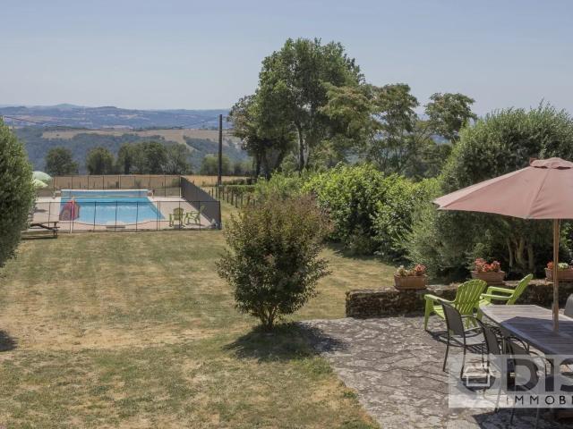 Corps de ferme rénovée avec spacieux gîte indépendant, dépen. 249m² Jouqueviel