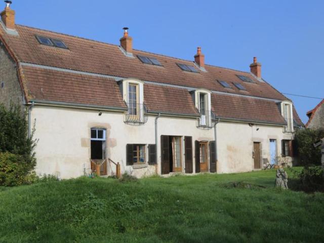 Corps de Ferme sur 2 235 m² de terrain avec dépendances