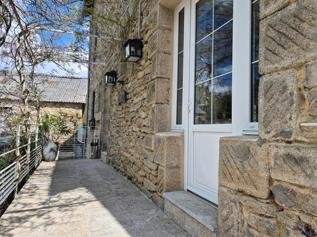 CORREZE. MADRANGES. Magnifique maison de 6 chambres avec SPA, ascenseur interne, grange, cour et jardin