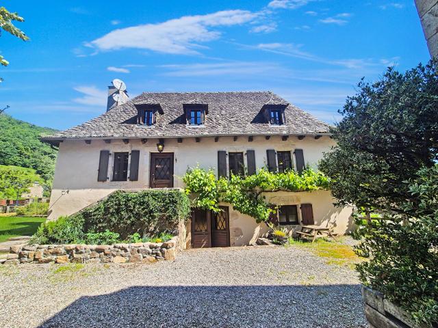 CORREZE. Monceaux sur Dordogne. Magnifique maison en pierre de 3 chambres avec un gîte de 2 chambres au rez de chaussée. Jardin de 404 m2 et accès direct aux berges