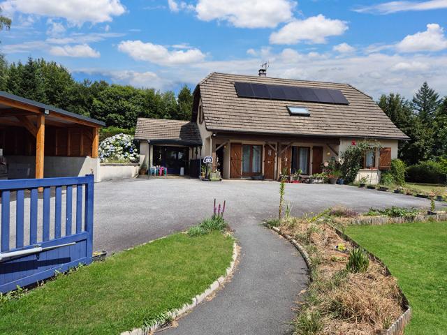 CORREZE. En bordure du village de CORREZE. Jolie maison de 4 chambres avec piscine, nichée dans un beau jardin de 2 112 m2