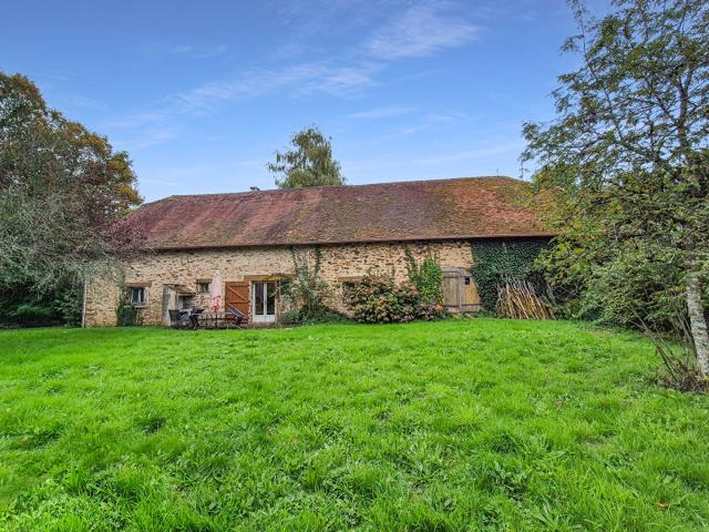CORREZE. LUBERSAC. Maison en pierre de 3 chambres en plein pied, grange attenante, puits et jardin plat de 3565 m2