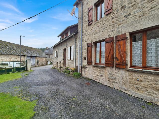 CORREZE. PRADINES. Maison en pierre de 4 chambres avec grange indépendante et jardin de 107 m2