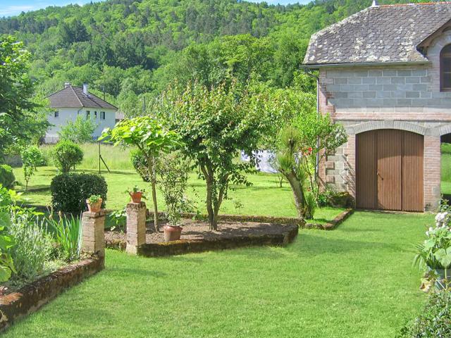 CORREZE. ST CHAMANT. Magnifique grande maison en pierre avec 5 chambres, dépendance et jardin de 3112m2