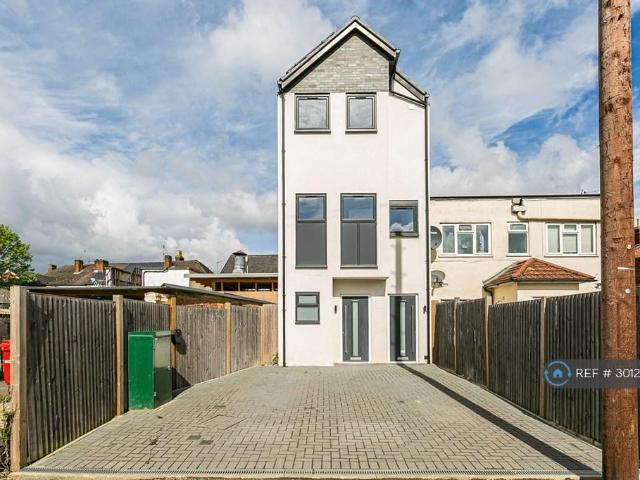 Corrie Road, Addlestone, KT15 1 bed flat to rent £1,500 pcm £346 pw