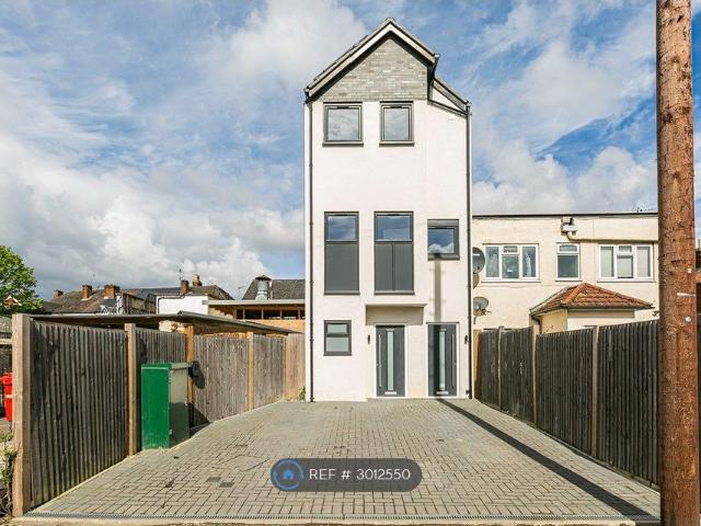 Corrie Road, Addlestone KT15, 1 bed flat to rent, £1,500 pcm | PrimeLocation