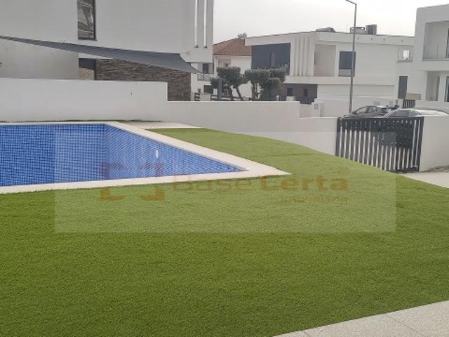 CORROIOS / QUINTA DA FÁBRICA: Moradia V4+1, boas áreas exteriores c/ piscina, totalmente equipada