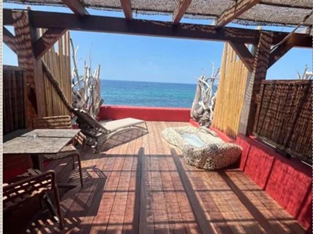 Corse St Florent pied dans l eau studio terrasse vue mer