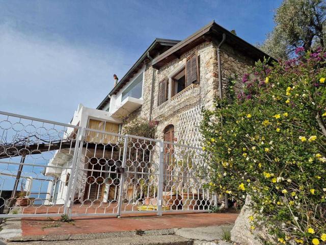 Corso Mentone 2 6 vani 223mq