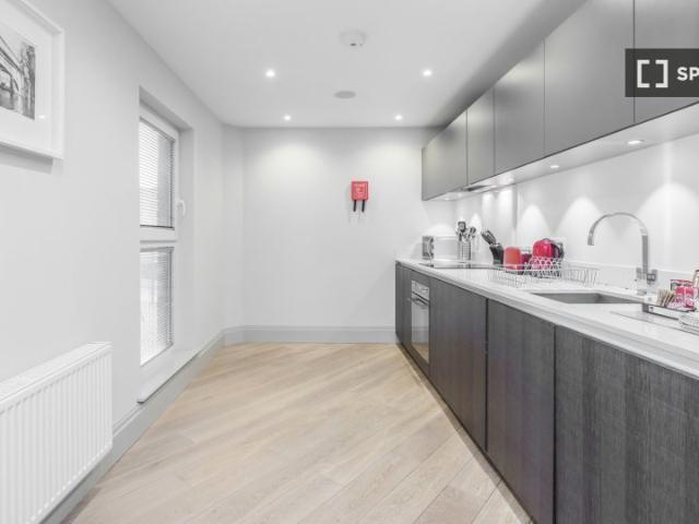 Costa, 27C The Quadrant, London, TW9 1DN, United Kingdom | 2 bed apartment for rent #128169963 | Rentberry