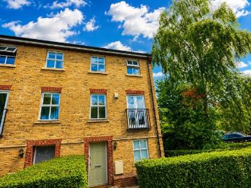 Costins Walk, Berkhamsted, HP4 4 bed property to rent £2,950 pcm £681 pw