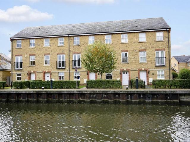 Costins Walk, Berkhamsted HP4 4 bed townhouse to rent £2,450 pcm £565 pw