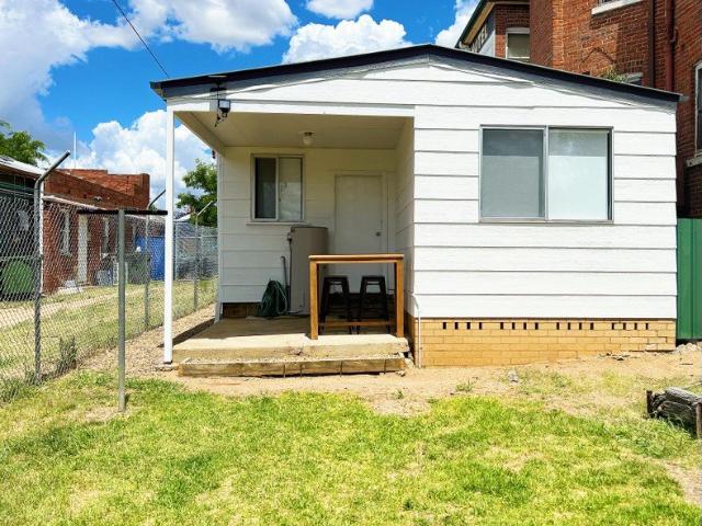 COSY ONE BEDROOM UNIT IN CENTRAL LOCATION