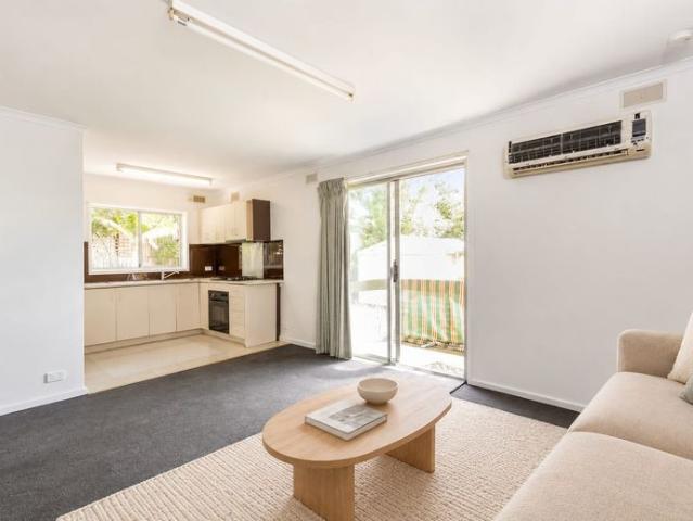 COSY ONE BEDROOM UNIT IN PRIME BAYSWATER LOCATION