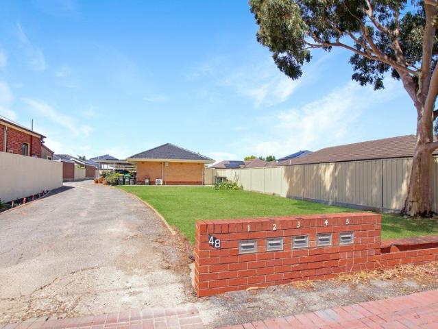 Cosy One Bedroom Unit with Undercover Parking!