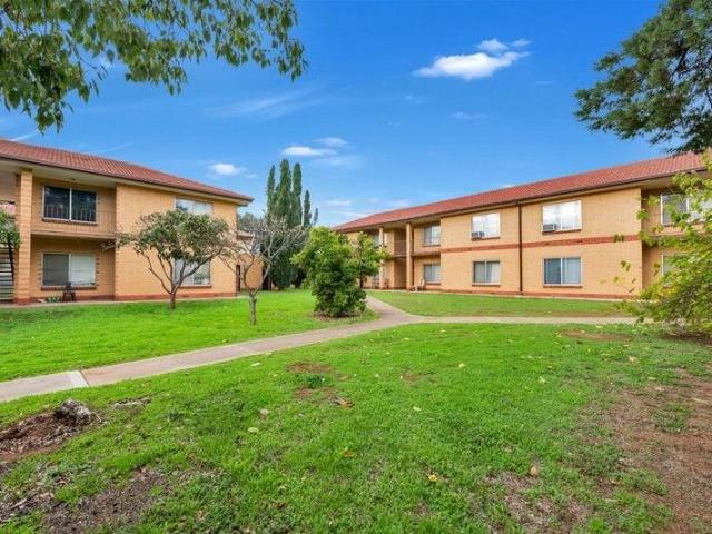 Cosy and Move In Ready Two Bedroom Unit Comfort and Convenience in One!