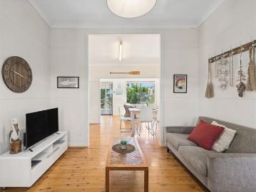 COSY BEACH COTTAGE SHORT TERM 4 MONTH LEASE