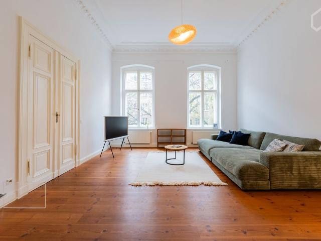 Cosy Berlin Altbau Apartment at Kollwitzplatz – Designer Furnishings, Spacious Layout, and Quiet Location, Berlin Amsterdam Apartments for Rent