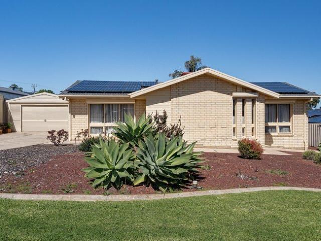 Cosy, Bright & Communal Mid Century Brick Home