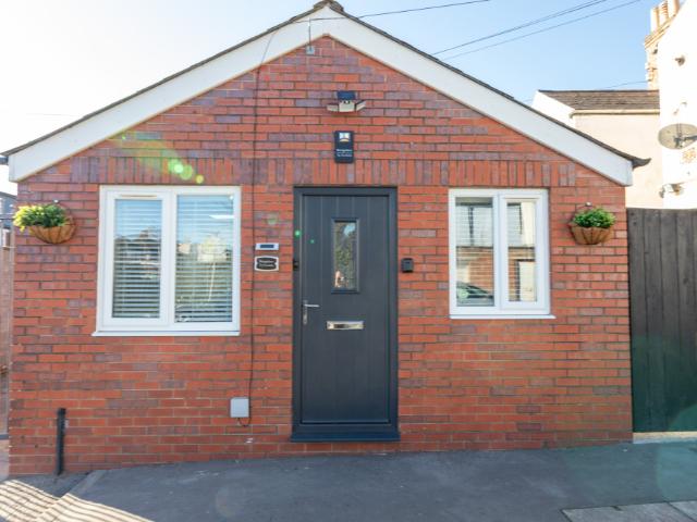 Cosy Central Cardiff Bungalow with Free Parking