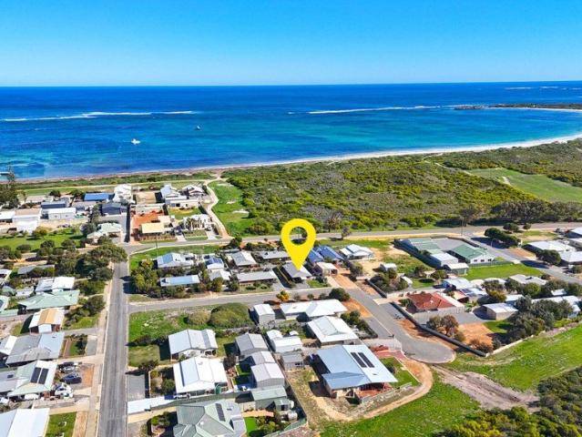 Cosy Coastal 3 Bedroom Brick Unit with street frontage