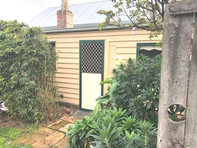 Cosy Coastal Cottage FURNISHED, UTILITIES INCLUDED