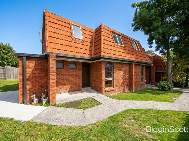 Cosy & Convenient 2 Bedroom Townhouse in Prime Box Hill Location
