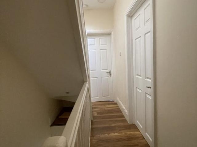 Cosy dble with unsuite off high st south East Ham