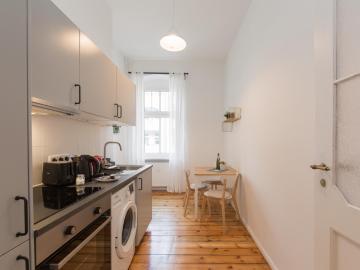 Cosy Double Bedroom Apartment near Hermannstr. Train Station