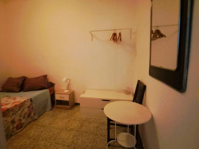 Cosy double bedroom close to Plaça de Sants metro station
